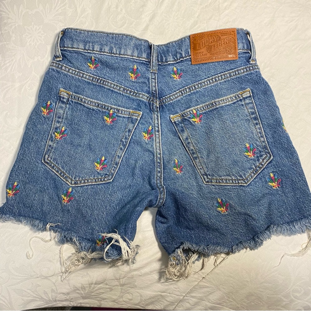 Lucky Brand 25 90’s Midi High Rise Short Lucky Legend Cutoff Frayed Embroidered